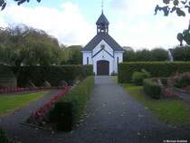 Inmitten der Fischersiedlung Holm in Schleswig liegt der alte Friedhof mit der schnen Kapelle (Schleswig-Holstein, Herbst 2009)