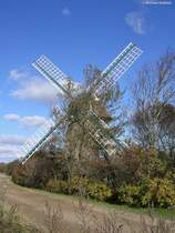 Beim Rundweg durch die  Geltinger Birk , ein groes Naturschutzgebiet auf einer Halbinsel nrdlich des Ortes Gelting an der Flensburger Brde gelegen, kann man auch an der Mhle  Charlotte  vorbei kommen (Kreis Schleswig-Flensburg, Schleswig-Holstein, Herbst 2009)