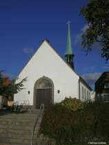 Maasholm an der Schleimndung in die Ostsee: die kleine Petrikirche malerisch in der Nachmittagssonne (Kreis Schleswig-Flensburg in Schleswig-Holstein, Herbst 2009)