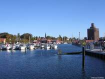 Hafen von Eckernfrder mit dem markanten Rundsilo (Kreis Rensburg-Eckernfrde, Schleswig-Holstein, Herbst 2009)