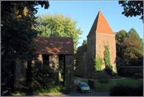 Bremerhaven. Die Dionysiuskirche im Stadtteil Wulsdorf ist eine Wehrkirche aus dem 10. Jahrhundert. Der hlzerne Vorgngerbau wurde zu Zeiten Karls des Groen zu Beginn des 9. Jahrhunderts errichtet. Das freistehende Glockenhaus stammt aus dem 15. Jahrhundert. 30.09.2013