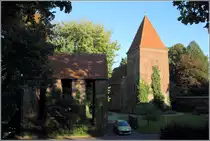 Bremerhaven. Die Dionysiuskirche im Stadtteil Wulsdorf ist eine Wehrkirche aus dem 10. Jahrhundert. Der h�lzerne Vorg�ngerbau wurde zu Zeiten Karls des Gro�en zu Beginn des 9. Jahrhunderts errichtet. Das freistehende Glockenhaus stammt aus dem 15. Jahrhundert. 30.09.2013