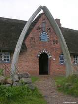 Wallf�ngerhaus mit Kieferknochen eines Wales davor im Schleswig-Holsteinische Freilichtmuseum in Molfsee bei Kiel (Herbst 2009)