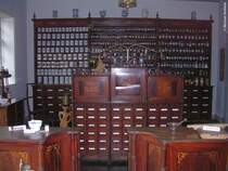 Innenansicht einer alten Apotheke im Schleswig-Holsteinische Freilichtmuseum in Molfsee bei Kiel (Herbst 2009)