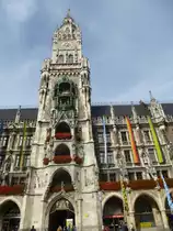 Blick nach oben zum M�nchner Rathaus am 22.09.2013 am Marienplatz.