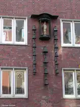 Glockenspiel an einem Haus in der Gladbecker Innenstadt (Kreis Recklinghausen, NRW, Herbst 2009)