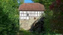 Wassermhle - das Mhlrad ist im Betrieb, LWL-Freilichtmuseum Detmold (Kreis Lippe, NRW, Oktober 2013)