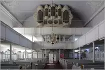 Osten. Kirchenschiff und Orgel der barocken St.-Petri-Kirche. 03.10.2013.