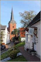 Osten. In der Deichstrae stehen die Huser auf der einen Straenseite auf dem Deich. Im Hintergrund die St.-Petri-Kirche. 03.10.2013