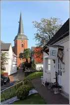 Osten. In der Deichstra�e stehen die H�user auf der einen Stra�enseite auf dem Deich. Im Hintergrund die St.-Petri-Kirche. 03.10.2013