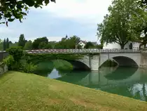 Rheinau, die Br�cke �ber den Rhein verbindet die Klosterinsel mit dem Ort, Juli 2013