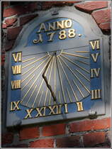 Cuxhaven. Die Sonnenuhr an der Sdseite der St.-Nicolai-Kirche im Stadtteil Altenbruch. 29.09.2013