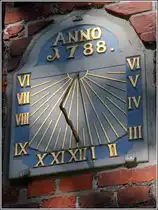 Cuxhaven. Die Sonnenuhr an der S�dseite der St.-Nicolai-Kirche im Stadtteil Altenbruch. 29.09.2013