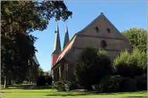 Cuxhaven. Ostfassade und T�rme der St.-Nicolai-Kirche im Stadtteil Altenbruch. 29.09.2013