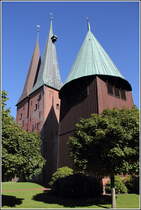 Cuxhaven. Im Stadtteil Altenbruch steht die St.-Nicolai-Kirche, einer der Bauerndome im Hadelner Land. Sie verfgt ber drei Trme. Als Bauzeit des gemauerten Doppelturms wird das Ende des 13. Jahrhunderts bis Anfang des 14. Jahrhunderts vermutet. Im Turmerker des Sdturms hngt die Stundenglocke. Das brige Gelut hngt im hlzerne Glockenturm, der aus der Mitte des 17. Jahrhunderts stammt. 29.09.2013