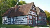 2 alte Bauernhuser im Paderborner Dorf, LWL-Freilichtmuseum Detmold (Kreis Lippe, NRW, Oktober 2013)