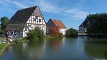 Dorfteich mit Blick auf Teile des Paderborner Dorfes, LWL-Freilichtmuseum Detmold (Kreis Lippe, NRW, Oktober 2013)