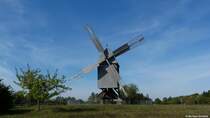 Die Bockwindmhle am Rande des Paderborner Dorfes ist in Betrieb, LWL-Freilichtmuseum Detmold (Kreis Lippe, NRW, Oktober 2013)