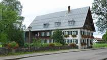 Bauernhaus gegen�ber den St. Loretto-Kapellen von Oberstdorf (Landkreis Oberallg�u, September 2013)
