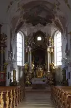 Mittenwald - Kirche St. Peter und Paul - Die heutige Kirche wurde 1734 - 49 von dem Wessobrunner Baumeister Joseph Schmutzer erbaut. Die herrlichen Fresken stammen von Matth�us G�nther. Wahrzeichen Mittenwalds ist der 1746 fertiggestellte, mit den Kirchenpatronen Petrus und Paulus bemalte Kirchturm.
