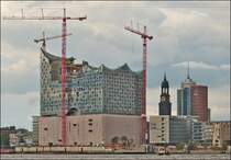 . Hamburg - Blick vom Schiff auf die Elbphilharmonie und den Michel in Hamburg. 19.09.2013 (Jeanny)