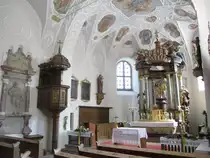 Klaus an der Pyhrnbahn, Ausstattung der Bergkirche St. Johannes der T�ufer Kirche, 
Hochaltar und Kanzel von Wolf Waglhuber (22.08.2013)