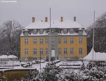 Schloss Beck - Hauptgebude von der Gartenseite durch das Tor aus gesehen (Bottrop, Ruhrgebiet, Januar 2010)