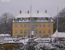 Schloss Beck - Hauptgeb�ude von der Gartenseite durch das Tor aus gesehen (Bottrop, Ruhrgebiet, Januar 2010)