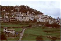 Das kleine Dorf Trigance mit seiner Festung. Scan eines Dias von 1981.