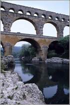 Vers-Pont-du-Gard. Der rmische Aqudukt Pont du Gard wurde vor etwa 2000 Jahren errichtet. Er ist 275 m lang und mehr als 24 m hoch. Scan eines Dias aus dem Jahr 1981.