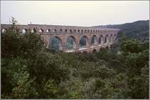 Vers-Pont-du-Gard. Der rmische Aqudukt Pont du Gard wurde vor etwa 2000 Jahren errichtet. Er ist 275 m lang und mehr als 24 m hoch. Scan eines Dias aus dem Jahr 1981.
