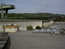 Persenbeug, Donaukraftwerk Ybbs-Persenbeug, Laufkraftwerk, erbaut von 1954 bis 1959 durch Architekt Karl Hauschka mit 460 Meter Staumauer (22.09.2013)