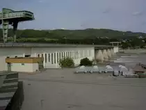 Persenbeug, Donaukraftwerk Ybbs-Persenbeug, Laufkraftwerk, erbaut von 1954 bis 1959 durch Architekt Karl Hauschka mit 460 Meter Staumauer (22.09.2013)