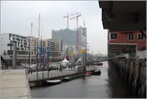 Hamburg, Hafencity. Bebauung am Sandtorhafen. Im Hintergrund die Baustelle der Elbphilharmonie. 11.10.2013
