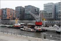 Hamburg, Hafencity. Die Bebauung am Sandtorhafen wird aufgelockert durch die im Hafen liegenden historischen Schiffe. 11.10.2013