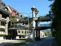 Freiburg, die zweist�ckige Br�cke dient als Zu-und Abfahrt der Schlo�berggarage, Aug.2013