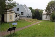 In Hamburg-Bergedorf ist die Hamburger Sternwarte angesiedelt. Im Parkgelnde verstreut sind etwa ein halbes Dutzend unterschiedlichster Instrumente verteilt. Hier sind die Gebude des Meridiankreises (links) und des quatorials zu sehen. (11.10.2013) Eine Teilnahme an den Fhrungen ist lohnenswert. Weitere Infos: http://sternwarte-hh.de/
