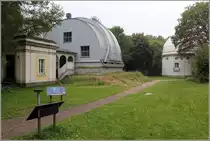 In Hamburg-Bergedorf ist die Hamburger Sternwarte angesiedelt. Im Parkgel�nde verstreut sind etwa ein halbes Dutzend unterschiedlichster Instrumente verteilt. Hier sind die Geb�ude des Meridiankreises (links) und des �quatorials zu sehen. (11.10.2013) Eine Teilnahme an den F�hrungen ist lohnenswert. Weitere Infos: http://sternwarte-hh.de/
