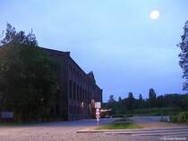 Maschinenhalle der ehem. Zeche Zweckel mit einem der beleuchteten  SchachtZeichen  fr das Kulturhauptstadtjahr 2010 (Gladbeck, NRW, Mai 2010)