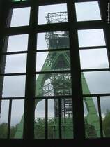 Das Stahlgerst der Frdertrme hinter der Maschinenhalle der ehem. Schachtanlage Zweckel wurde erhalten (Gladbeck, Ruhrgebiet, NRW, Mai 2010)