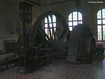 Inneneinrichtung in der Maschinenhalle (Motor und Seilscheibe) der ehem. Zeche Zweckel in Gladbeck (NRW, Mai 2010)