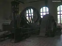 Inneneinrichtung in der Maschinenhalle (Motor und Seilscheibe) der ehem. Zeche Zweckel in Gladbeck (NRW, Mai 2010)