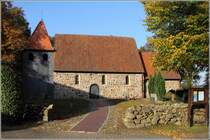 Die romanische Kirche St. Lucia in Wulsbttel macht einen trutzigen Eindruck. Sie wurde um 1200 aus Feldsteinen erbaut. 22.10.2013