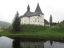 Flattnitz, St. Johannes der Tufer Kirche, erbaut im 14. Jahrhundert, Rundbau mit einjochigen Hauptchor (30.09.2013)