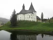 Flattnitz, St. Johannes der T�ufer Kirche, erbaut im 14. Jahrhundert, Rundbau mit einjochigen Hauptchor (30.09.2013)