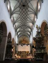 Gurk, Netzrippengewlbe von 1591 im Dom Maria Himmelfahrt, Kanzel von G. R. Donner (30.09.2013)