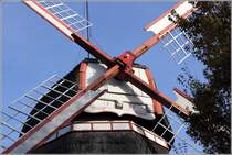 Bad Bederkesa. Haube und Flgelkreuz der Hollnderwindmhle. Hier ist das Baujahr 1881 und der Name des damaligen Mllers, Hinrich Reysen, zu lesen. 22.10.2013

