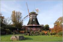 Bad Bederkesa. Die Windmhle ist ein kombinierter Galerie- und Erdhollnder mit Windrose aus dem Jahr 1881. Auf dieser Seite der Mhle ist die Galerie zu sehen. 22.10.2013