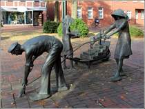 Bremervrde. Diese Skulpturengruppe auf dem Rathausmarkt stellt Torfstecher bei der Arbeit dar. 22.10.20.13