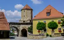 Am nordwestlichen Rand der historischen Nabburger Altstadt befindet sich das Obertor, ein Torturm mit achteckigem Grundriss. Direkt daneben gelegen ist das Tourismuszentrum Oberpf�lzer Wald. (10.07.2013)